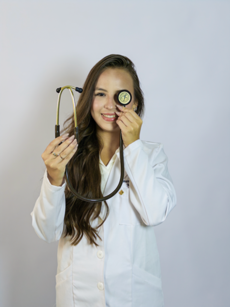 Fotografia profissional de estudante de medicina produzida no Estúdio Hamo, em Fortaleza.