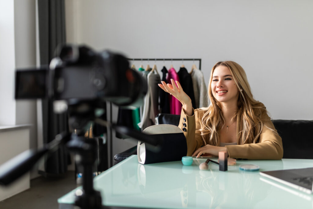 Se sua loja de roupa ou acessório vende só pelo Instagram e as fotos ainda são feitas com celular numa cabide de casa, isso te impede de passar a mesma credibilidade de marcas que já investem em fotografia profissional, mesmo cobrando preço parecido com o seu.