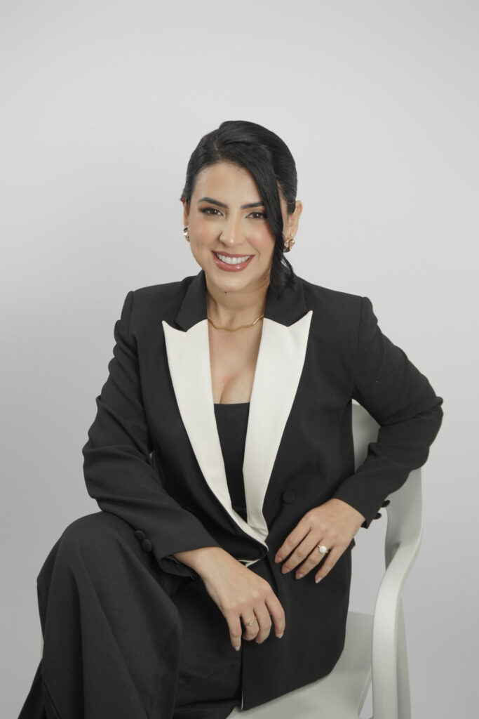 Ensaio corporativo para advogada com Andreza Lima de terninho preto e lapela branca