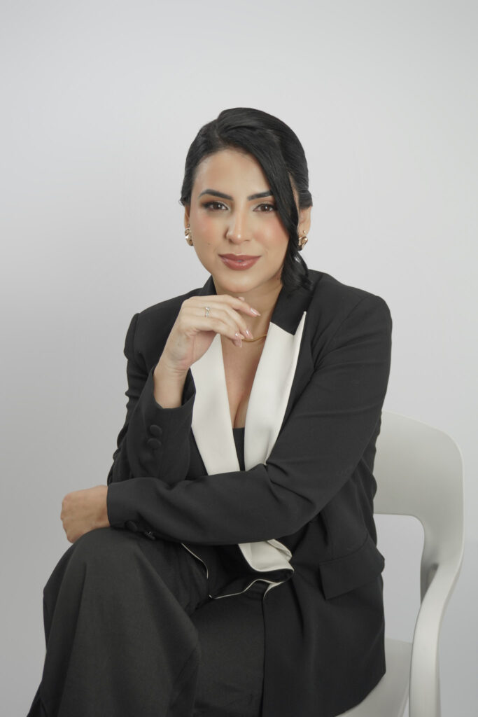 Andreza Lima de terninho preto com a mão no queixo em foto corporativa