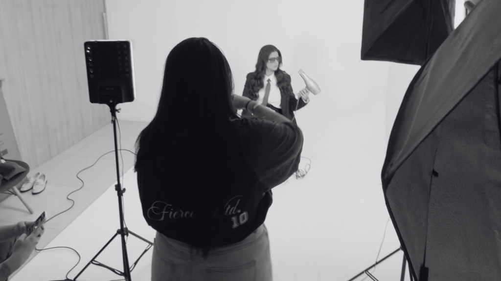Ensaio corporativo em estúdio em Fortaleza com fundo terracota e iluminação de softbox