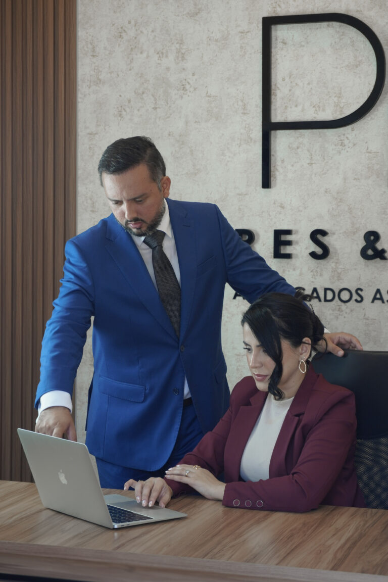 Sócios do Pires & Lima em foto corporativa na mesa de atendimento do escritório