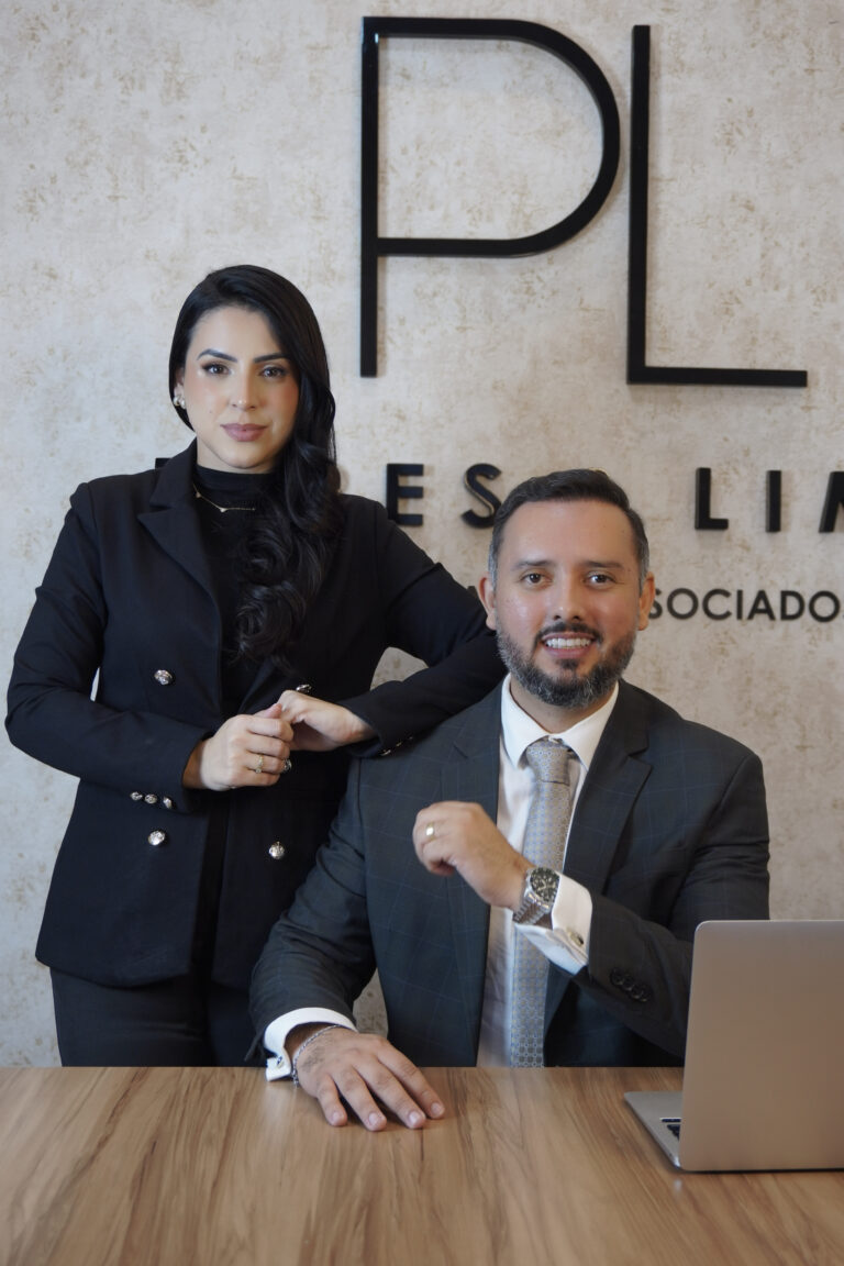Fotos para escritório de advocacia com os sócios do Pires & Lima em frente à parede da marca