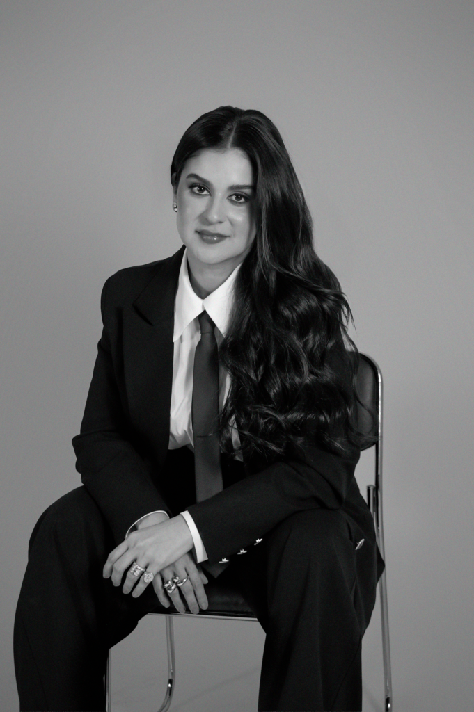 Foto corporativa em preto e branco da médica capilar Dra. Wilma Viviane sentada