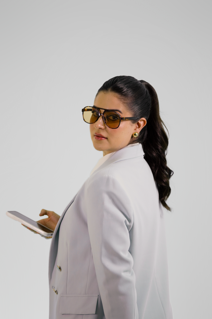 Ensaio corporativo para médica com blazer lilás e óculos escuros no Estúdio Hamo