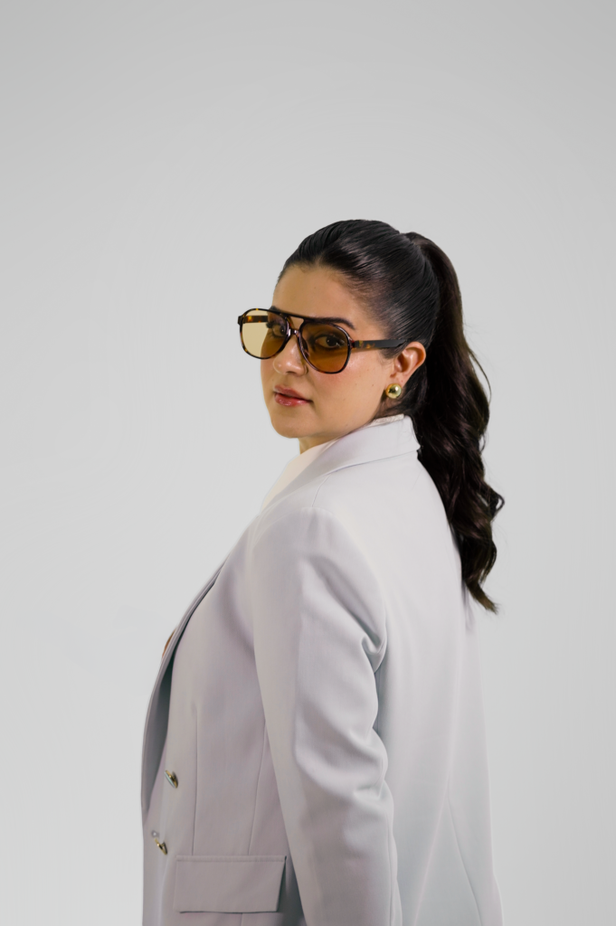 Dra. Wilma Viviane de blazer lilás olhando por cima do ombro em foto corporativa