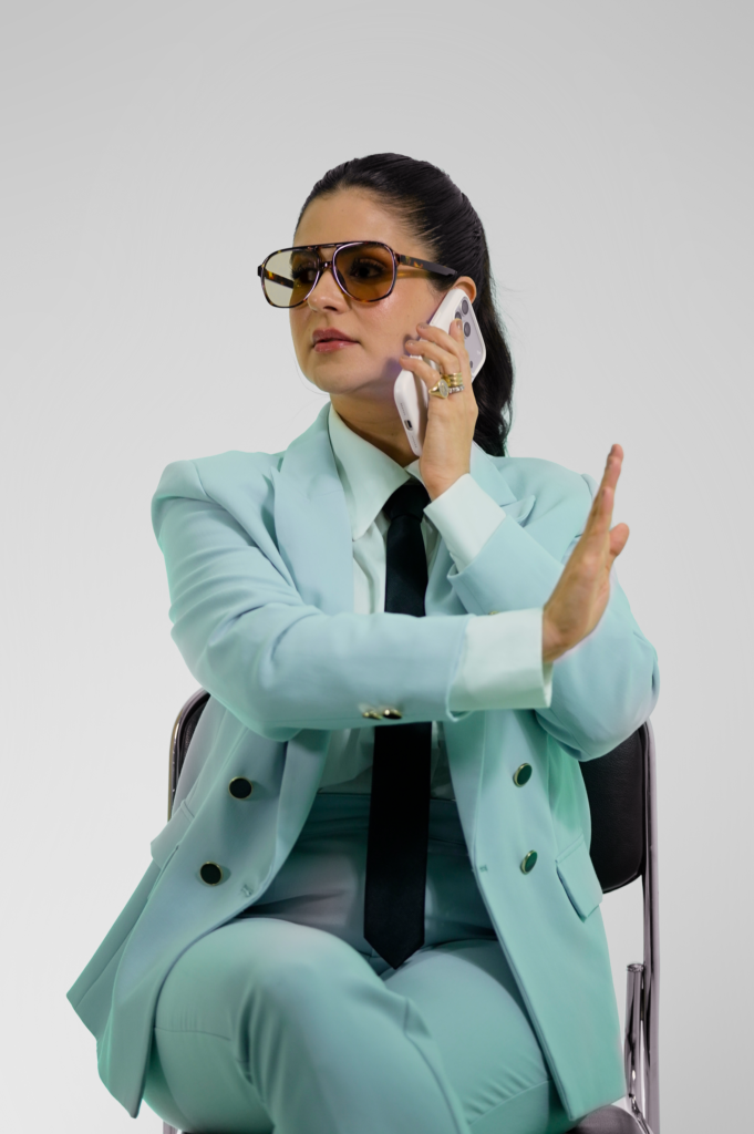 Médica capilar falando ao telefone em ensaio corporativo com terno verde-água